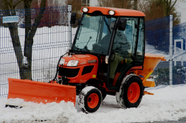 Ciągnik Kubota B1820 z pługiem śnieżnym